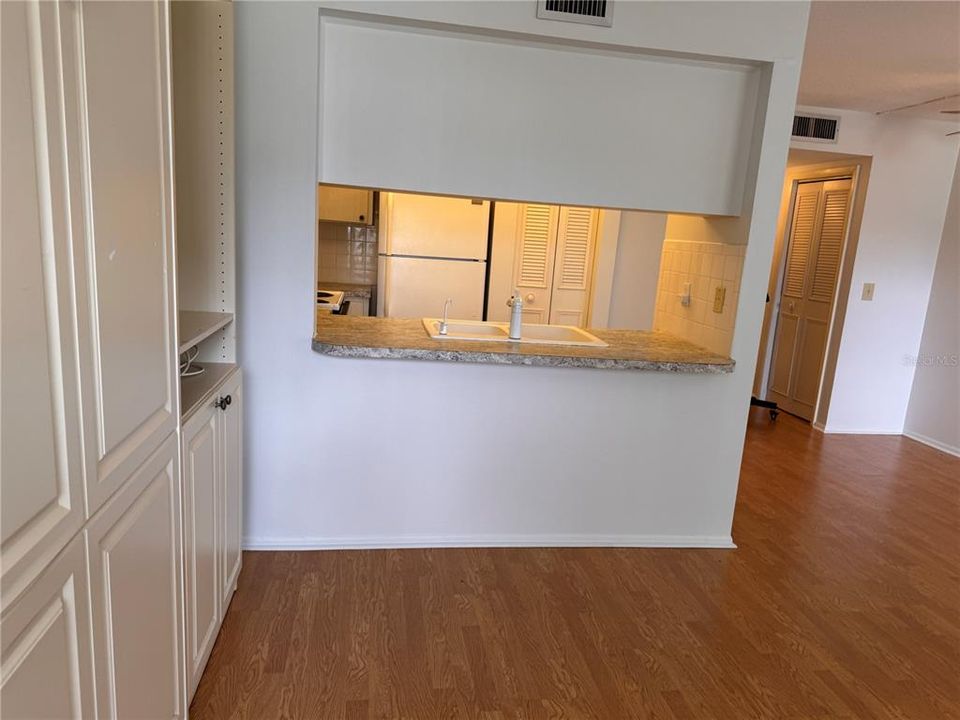For Sale: $79,900 (1 beds, 1 baths, 565 Square Feet)