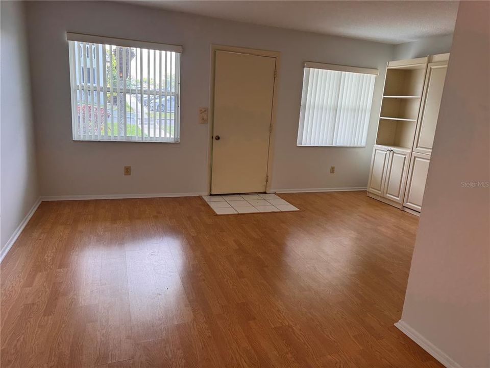For Sale: $79,900 (1 beds, 1 baths, 565 Square Feet)