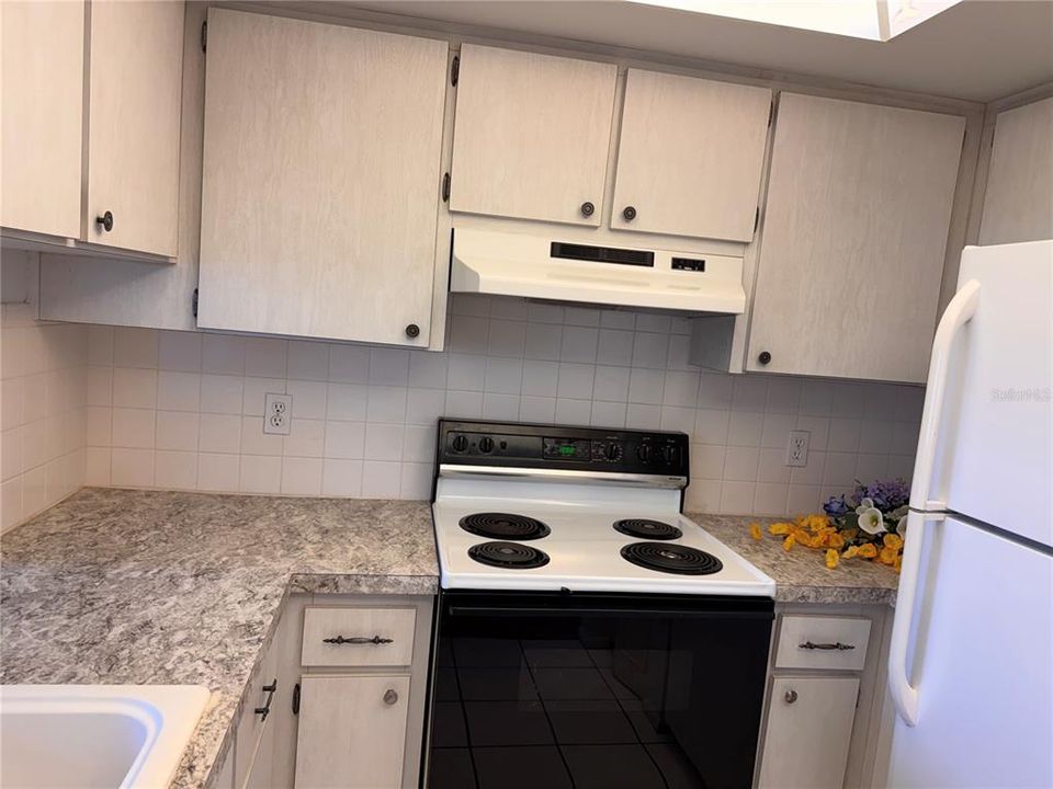 For Sale: $79,900 (1 beds, 1 baths, 565 Square Feet)