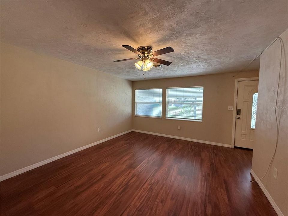 На продажу: $225,000 (3 спален, 1 ванн, 1350 Квадратных фут)