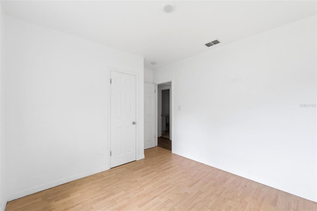 Activo con contrato: $219,900 (4 camas, 1 baños, 1240 Pies cuadrados)