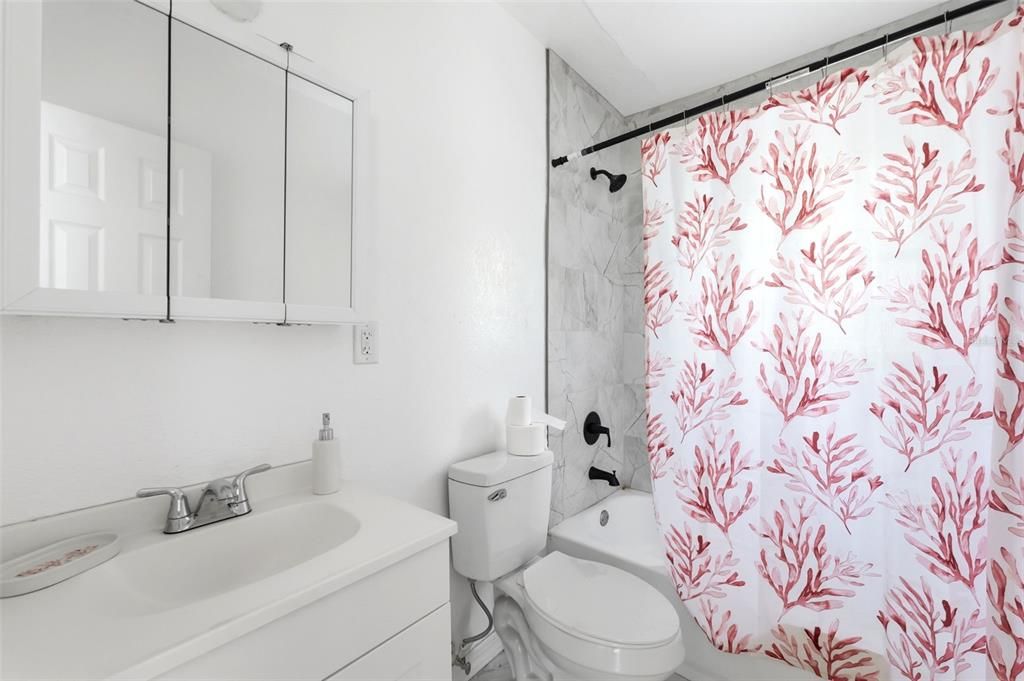 Activo con contrato: $219,900 (4 camas, 1 baños, 1240 Pies cuadrados)