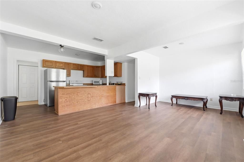 Activo con contrato: $219,900 (4 camas, 1 baños, 1240 Pies cuadrados)