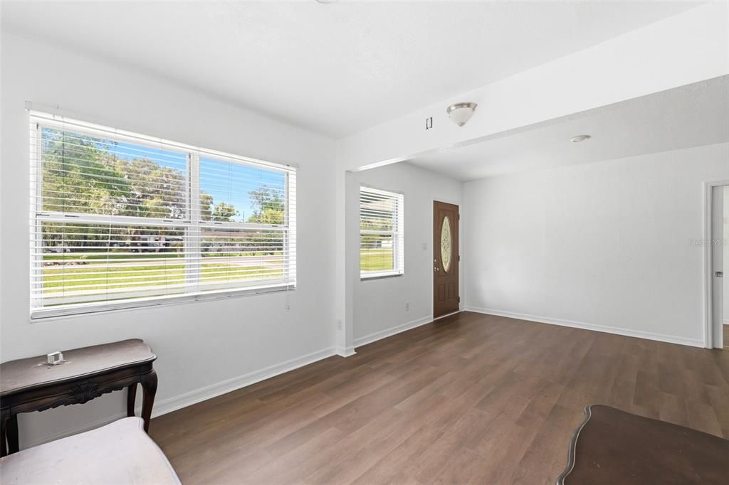 Activo con contrato: $219,900 (4 camas, 1 baños, 1240 Pies cuadrados)