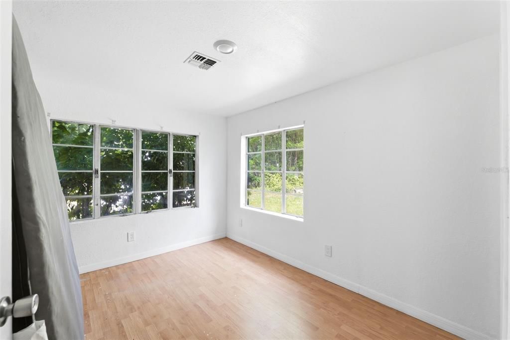 Activo con contrato: $219,900 (4 camas, 1 baños, 1240 Pies cuadrados)