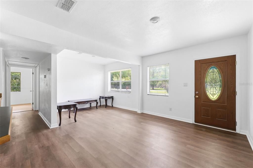 Activo con contrato: $219,900 (4 camas, 1 baños, 1240 Pies cuadrados)