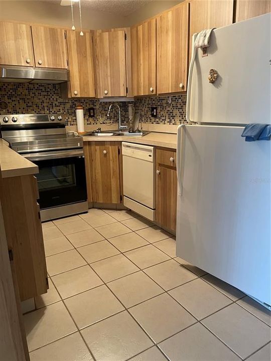 На продажу: $183,900 (2 спален, 2 ванн, 1038 Квадратных фут)