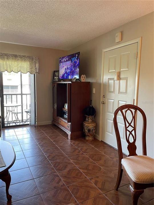 На продажу: $183,900 (2 спален, 2 ванн, 1038 Квадратных фут)