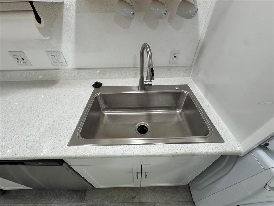 For Sale: $125,000 (2 beds, 1 baths, 960 Square Feet)