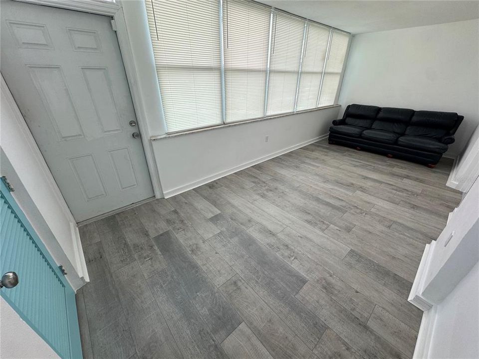 For Sale: $125,000 (2 beds, 1 baths, 960 Square Feet)