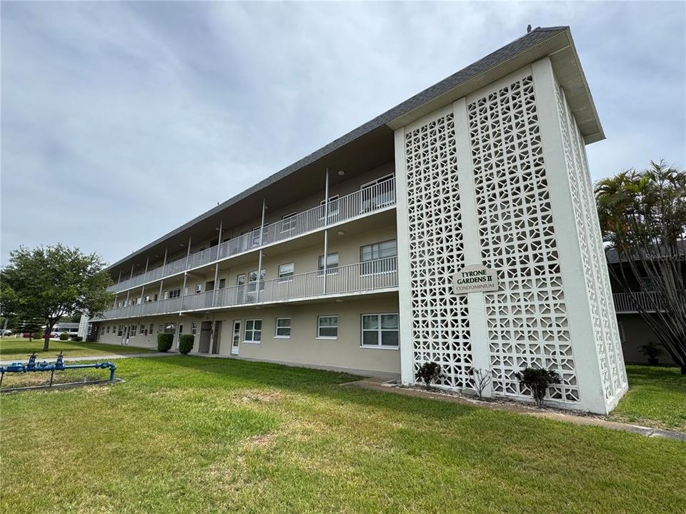 For Sale: $125,000 (2 beds, 1 baths, 960 Square Feet)