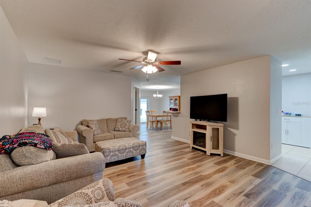 Active With Contract: $339,000 (3 beds, 2 baths, 1471 Square Feet)