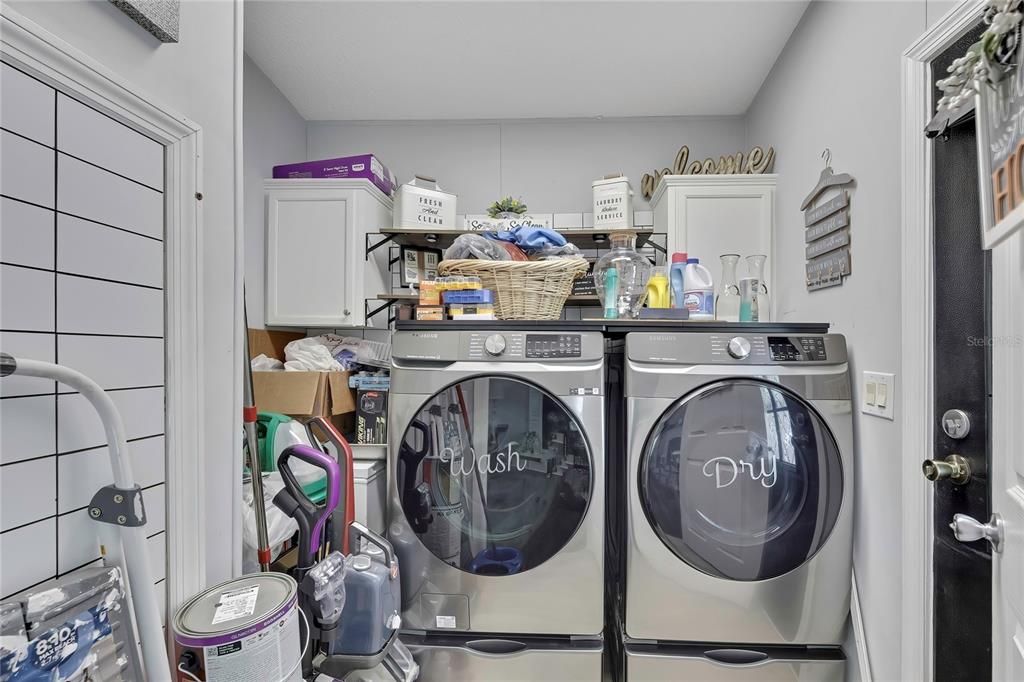 For Sale: $299,900 (3 beds, 3 baths, 2432 Square Feet)