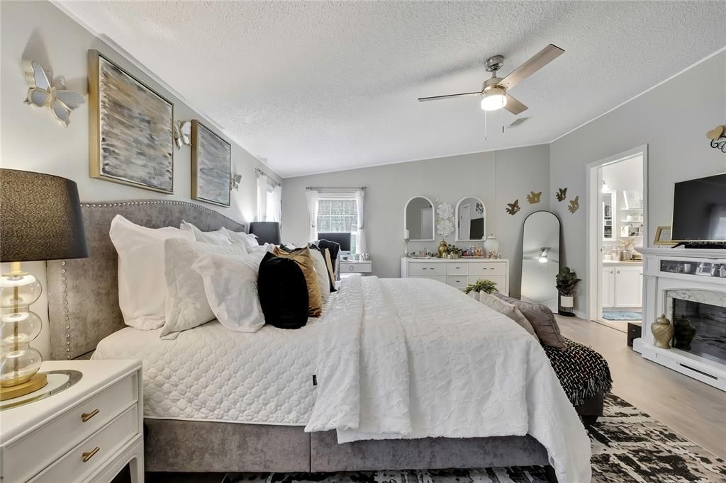 For Sale: $299,900 (3 beds, 3 baths, 2432 Square Feet)