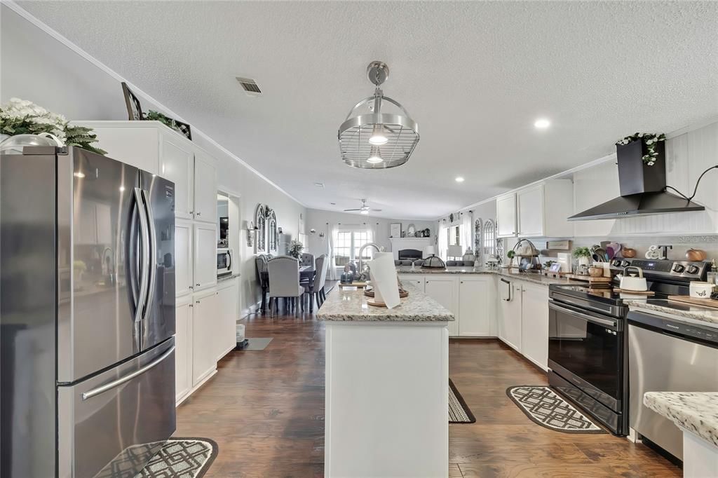 For Sale: $299,900 (3 beds, 3 baths, 2432 Square Feet)