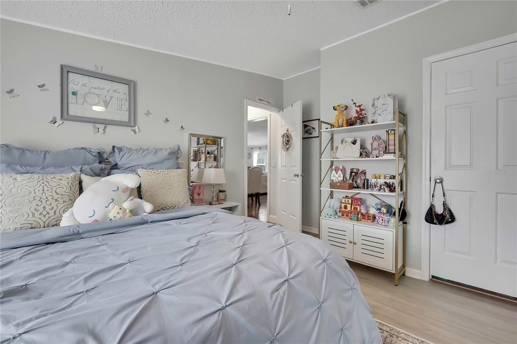 For Sale: $299,900 (3 beds, 3 baths, 2432 Square Feet)
