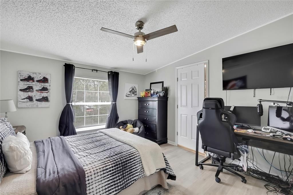 For Sale: $299,900 (3 beds, 3 baths, 2432 Square Feet)