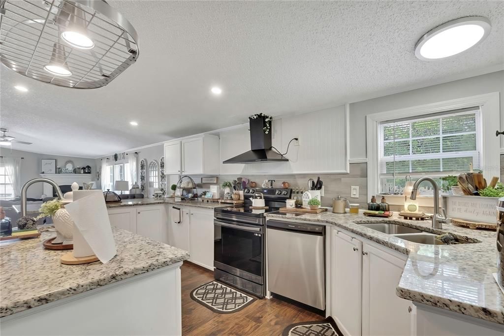 For Sale: $299,900 (3 beds, 3 baths, 2432 Square Feet)