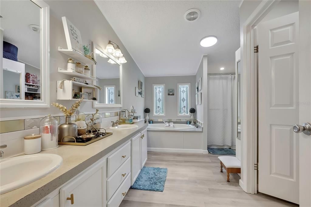 For Sale: $299,900 (3 beds, 3 baths, 2432 Square Feet)