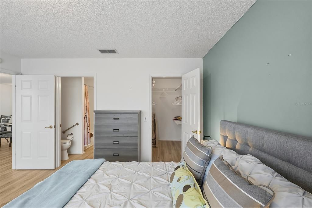 Active With Contract: $199,500 (1 beds, 1 baths, 799 Square Feet)