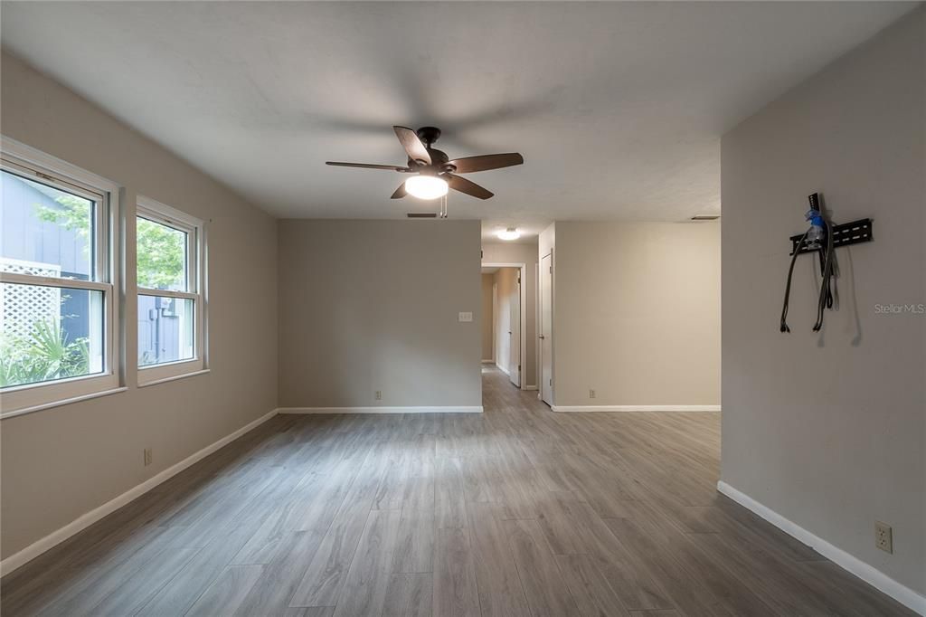 For Sale: $189,999 (2 beds, 2 baths, 912 Square Feet)