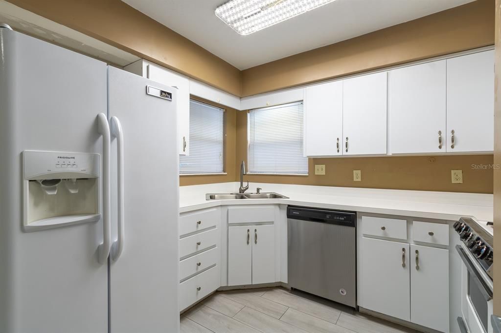 For Sale: $189,999 (2 beds, 2 baths, 912 Square Feet)
