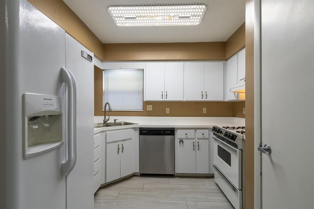 For Sale: $189,999 (2 beds, 2 baths, 912 Square Feet)