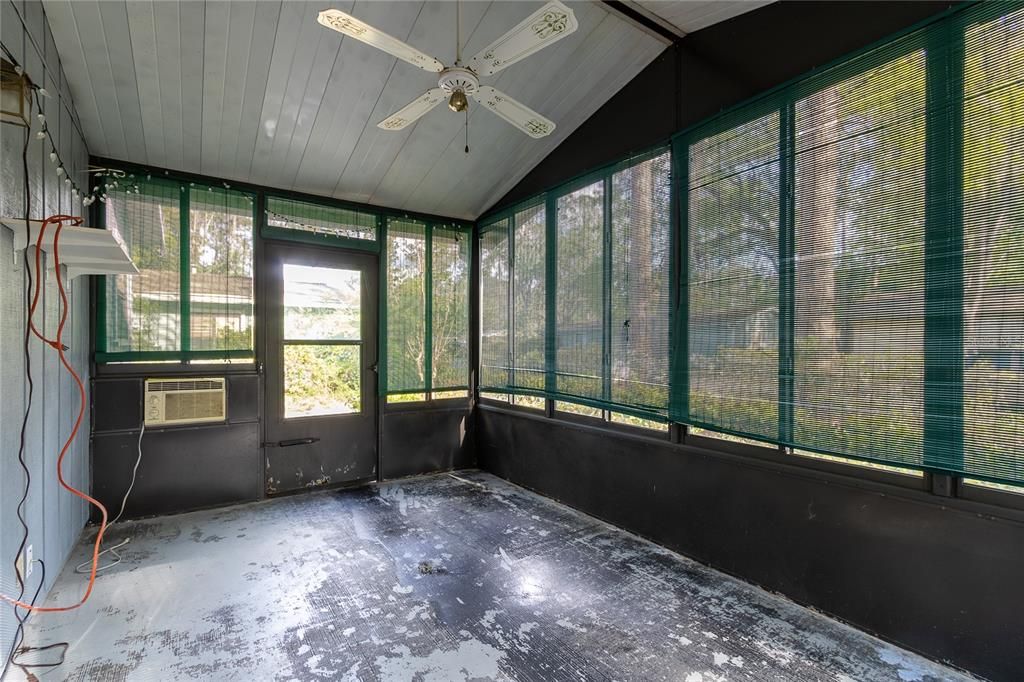 For Sale: $189,999 (2 beds, 2 baths, 912 Square Feet)