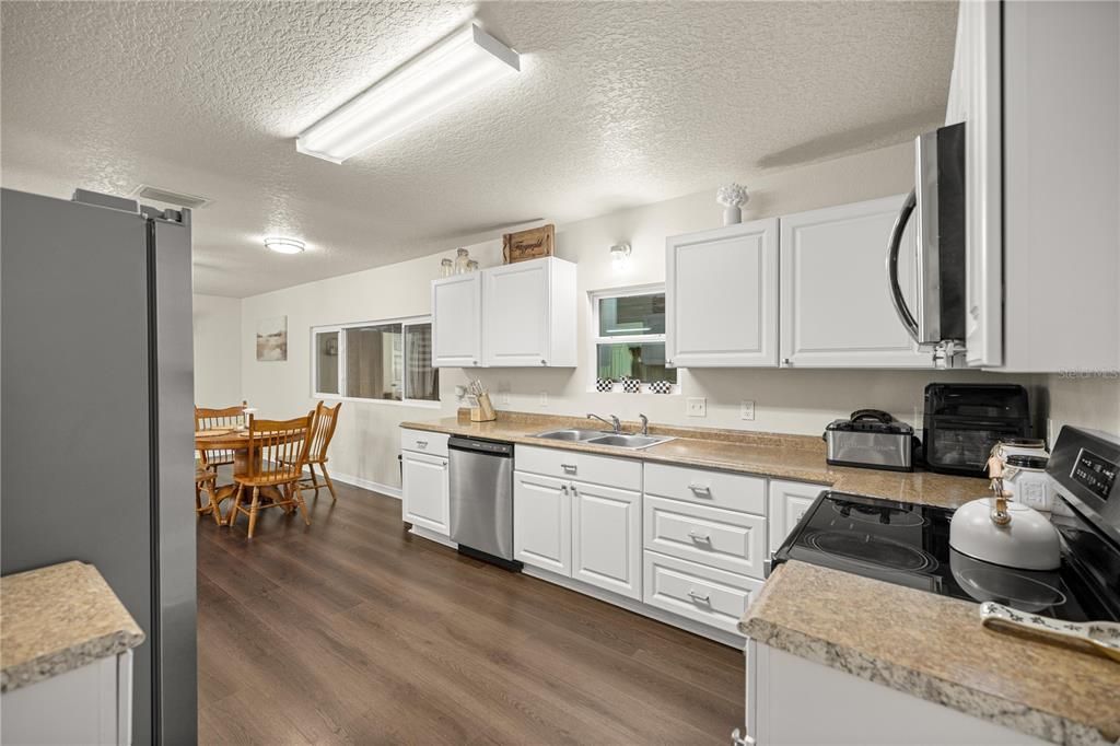 Active With Contract: $515,000 (2 beds, 2 baths, 800 Square Feet)