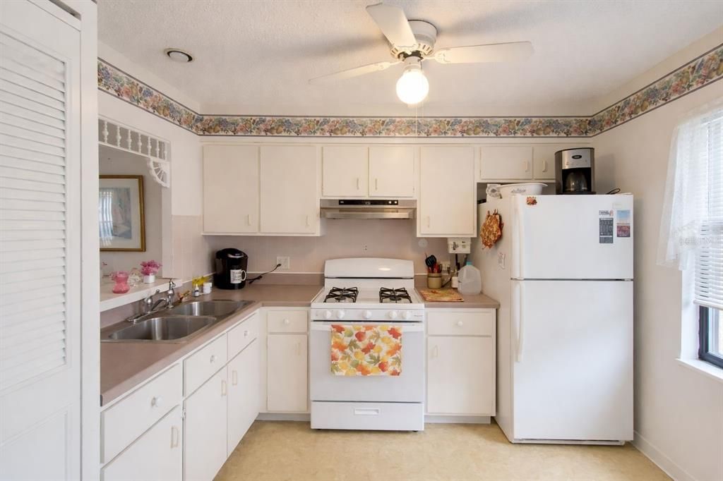 For Rent: $1,350 (1 beds, 1 baths, 646 Square Feet)