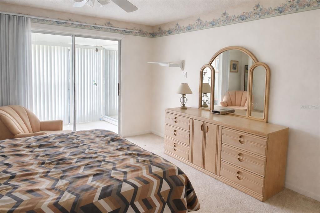 For Rent: $1,350 (1 beds, 1 baths, 646 Square Feet)