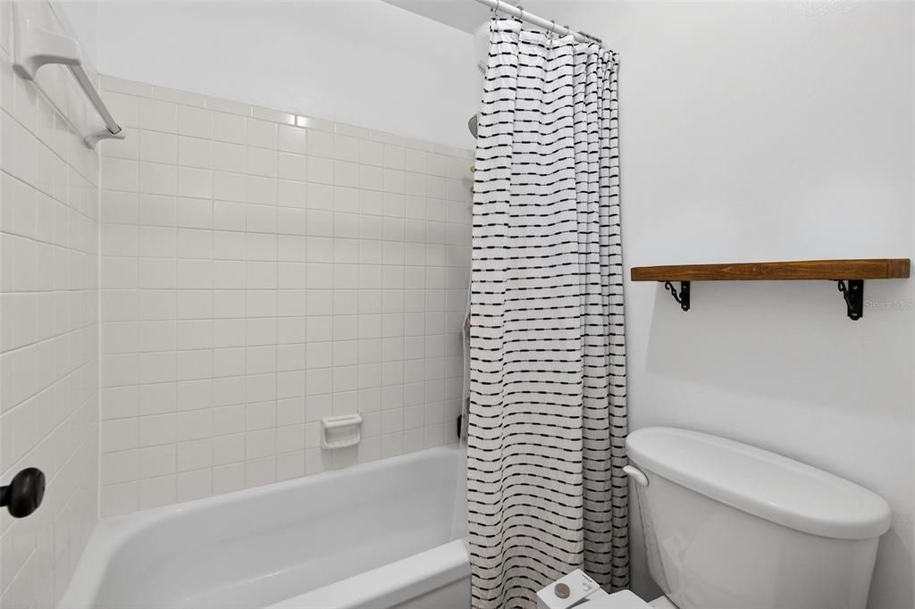 Active With Contract: $225,000 (2 beds, 1 baths, 1266 Square Feet)