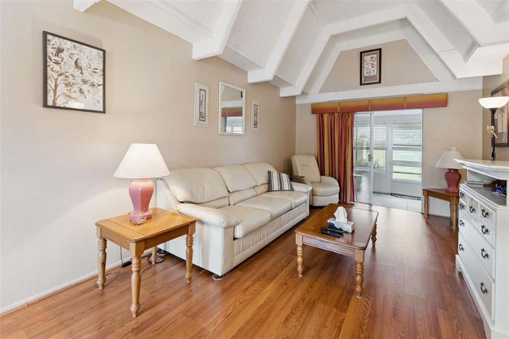 For Sale: $93,900 (1 beds, 1 baths, 648 Square Feet)