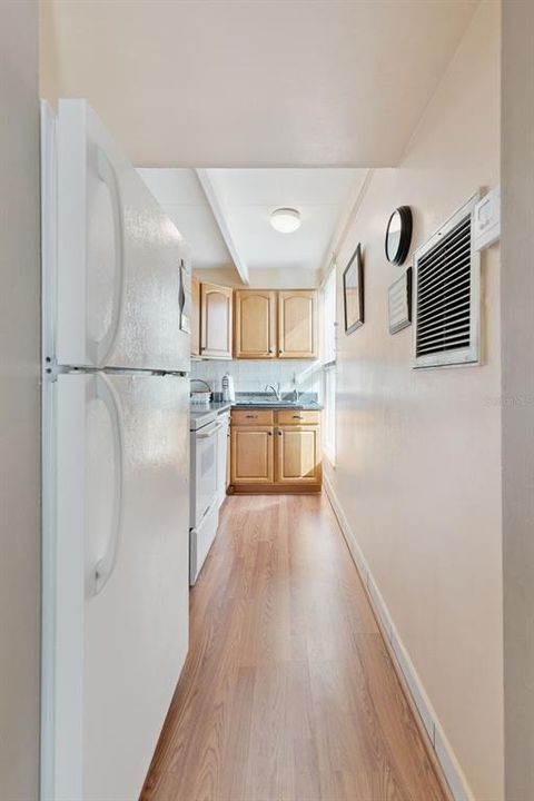 For Sale: $93,900 (1 beds, 1 baths, 648 Square Feet)