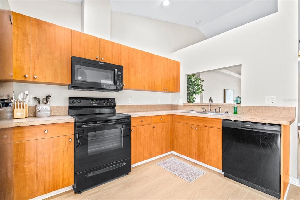 Active With Contract: $375,000 (3 beds, 2 baths, 1136 Square Feet)