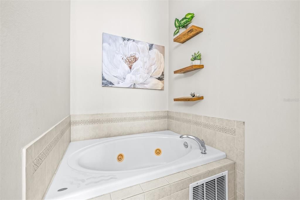 Active With Contract: $375,000 (3 beds, 2 baths, 1136 Square Feet)