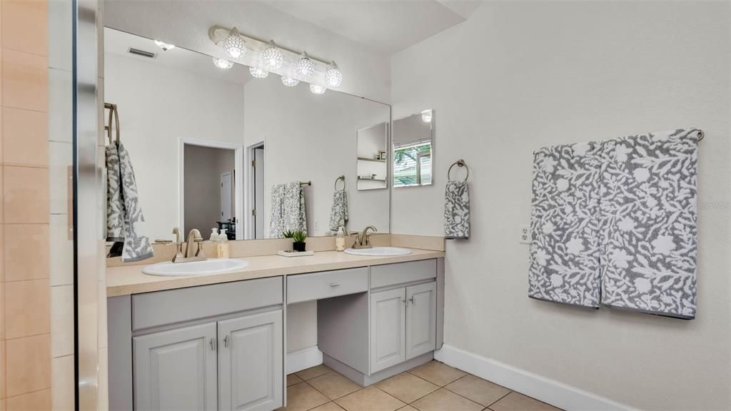 Active With Contract: $564,900 (5 beds, 3 baths, 2704 Square Feet)