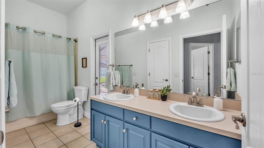 Active With Contract: $564,900 (5 beds, 3 baths, 2704 Square Feet)