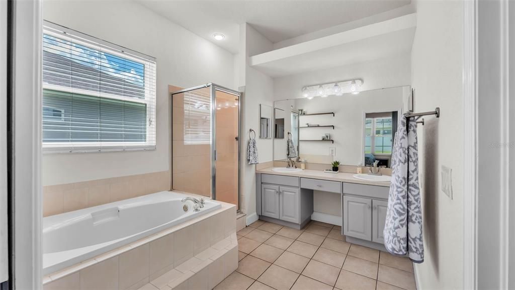 Active With Contract: $564,900 (5 beds, 3 baths, 2704 Square Feet)