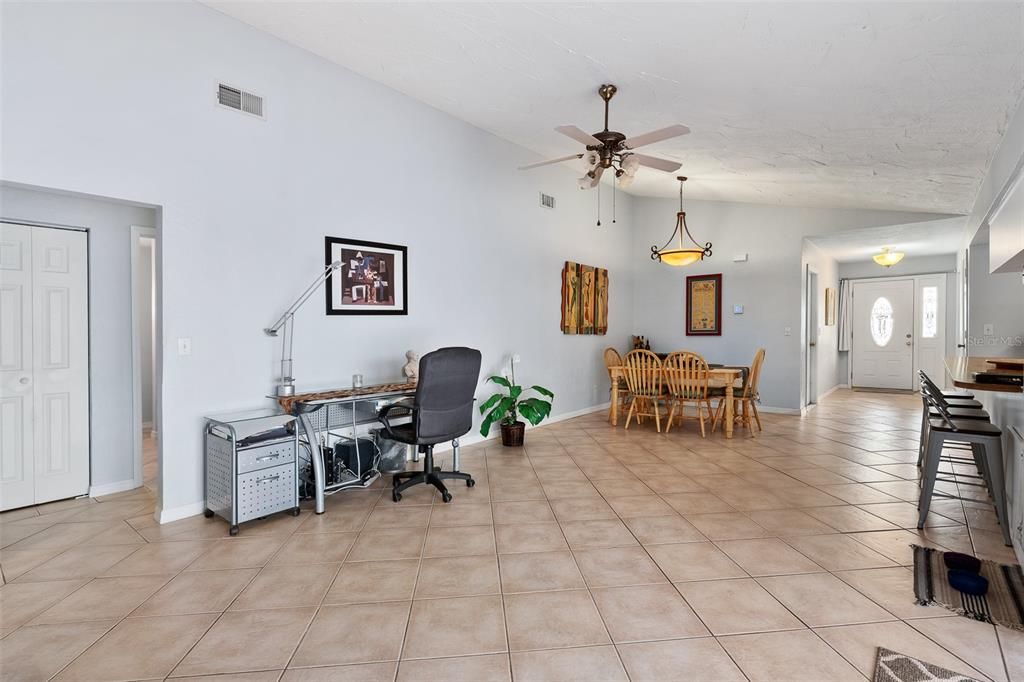 Activo con contrato: $375,000 (3 camas, 2 baños, 2016 Pies cuadrados)