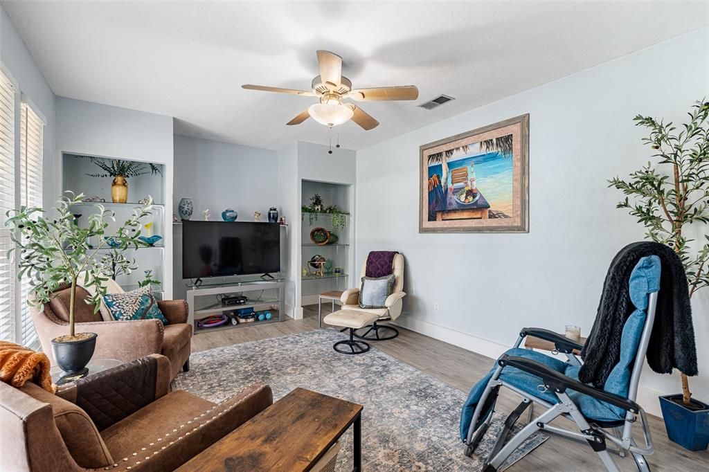 Activo con contrato: $375,000 (3 camas, 2 baños, 2016 Pies cuadrados)