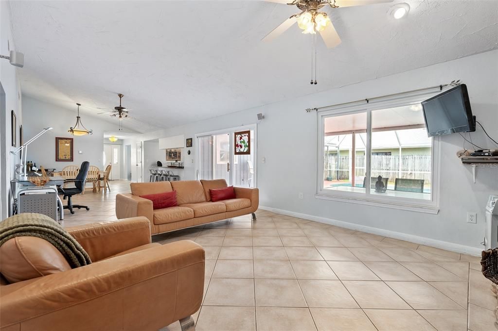 Activo con contrato: $375,000 (3 camas, 2 baños, 2016 Pies cuadrados)