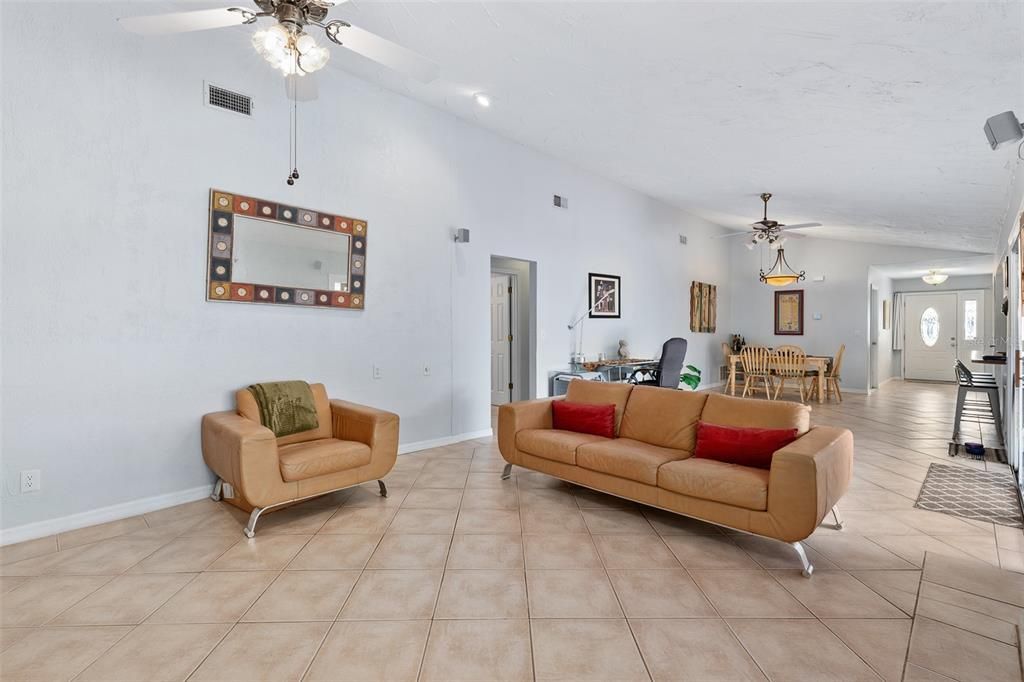 Activo con contrato: $375,000 (3 camas, 2 baños, 2016 Pies cuadrados)