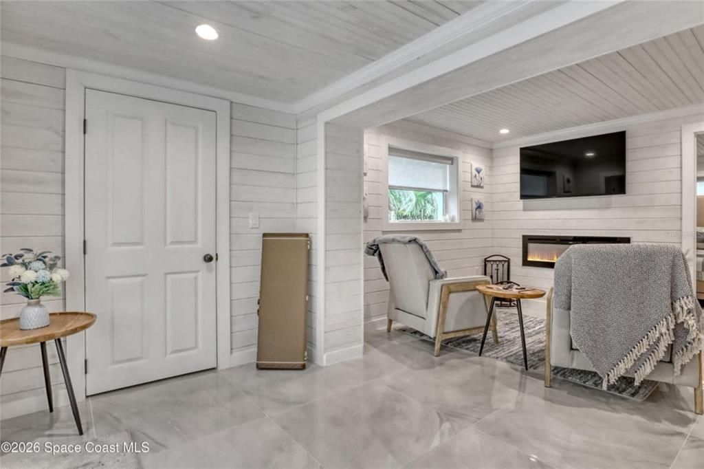 For Sale: $309,000 (2 beds, 1 baths, 660 Square Feet)