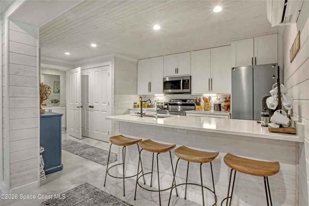 For Sale: $309,000 (2 beds, 1 baths, 660 Square Feet)