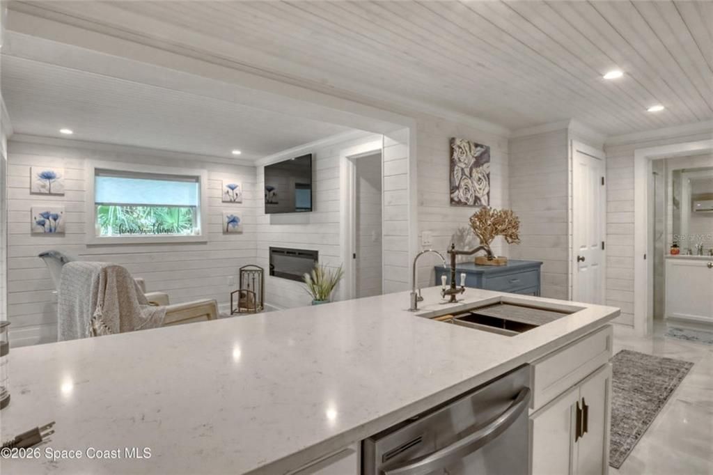 For Sale: $309,000 (2 beds, 1 baths, 660 Square Feet)