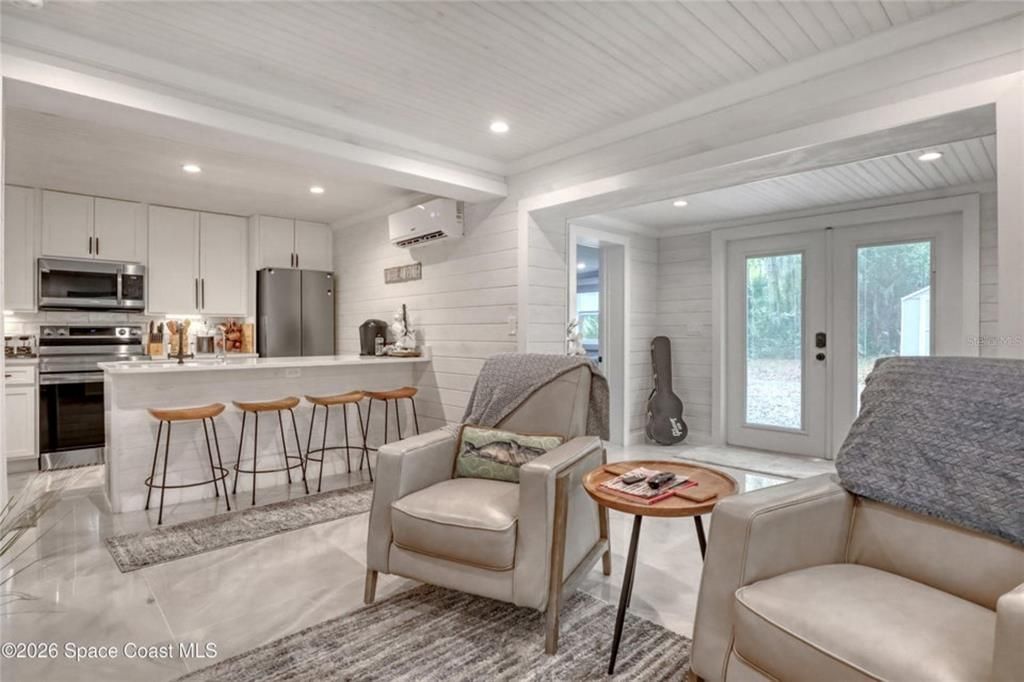 For Sale: $309,000 (2 beds, 1 baths, 660 Square Feet)