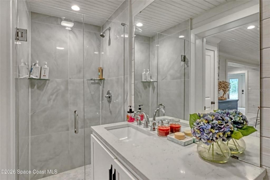 For Sale: $309,000 (2 beds, 1 baths, 660 Square Feet)