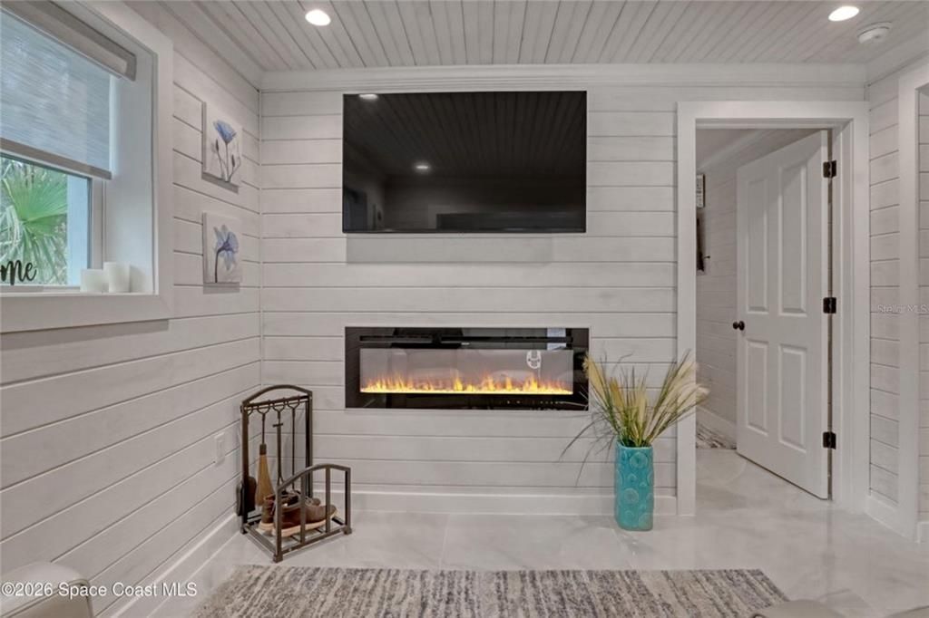 For Sale: $309,000 (2 beds, 1 baths, 660 Square Feet)