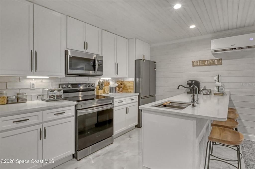For Sale: $309,000 (2 beds, 1 baths, 660 Square Feet)
